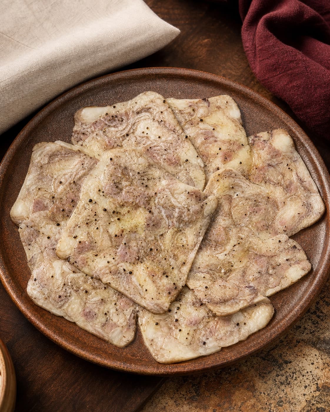 Carpaccio de peus de porc de Ca l’Elisa amanit amb pebre